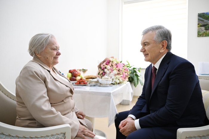 Shavkat Mirziyoyev Qurolli Kuchlar Bosh harbiy klinik gospitaliga borib, Ikkinchi jahon urushi qatnashchilari holidan xabar oldi