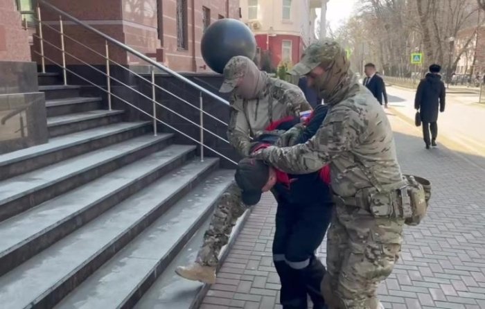 Симферополлик фуқаро Россия ҳарбий объектлари ҳақидаги маълумотларни СБУга узатгани учун ҳибсга олинди Симферополлик фуқаро Россия ҳарбий объектлари ҳақидаги маълумотларни СБУга узатгани учун ҳибсга олинди