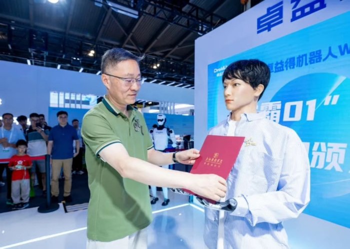 Хитойда одамсимон робот аспирантурага қабул қилинди (видео)