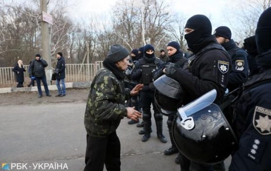 Ukrainada Xitoydan evakuasiya qilinganlar keltirilishiga qarshi namoyishlar bo‘lib o‘tmoqda