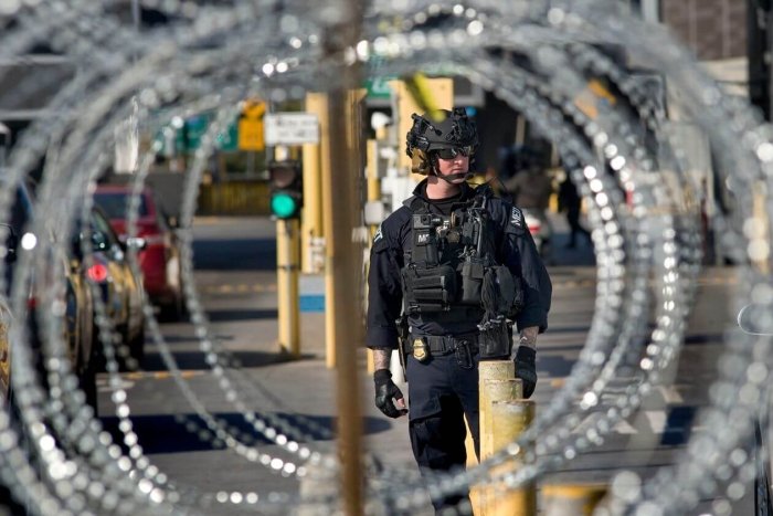 АҚШ барча бошпана аризаларини кўриб чиқишни тўхтатди