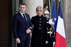 Филиппо Макрон ва рафиқаси ўртасидаги ҳолатни масхара қилди