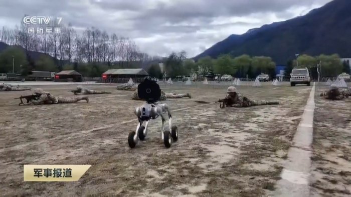  Хитойда акустик қуролга эга робот-ит синовдан ўтказилмоқда