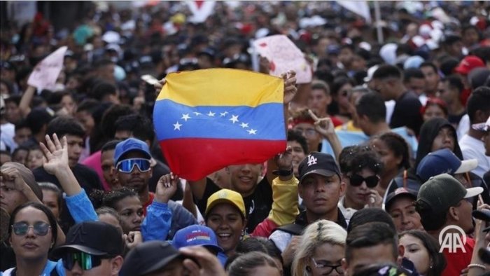 Венесуэлада АҚШқа қарши намойишлар: Мадуро қўллаб-қувватланди