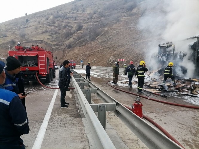 "Qamchiq" dovonida yuk mashinasi yonib ketdi, "Vodiy-Toshkent" yo‘li bir muddat yopildi