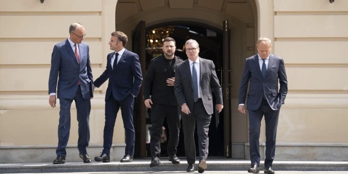 Европа етакчилари Зеленскийни Донбассдан қўшинларни олиб чиқишга рози бўлмасликка чақирмоқда