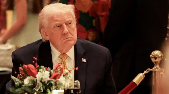 Трампга мукофотни топшириш мумкин эмас