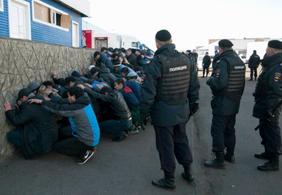 Россия бўйлаб мигрантларга қарши оммавий рейдлар бошланди