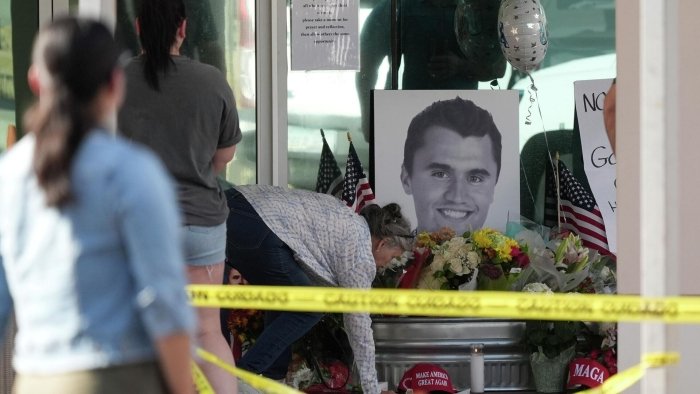 АҚШда отиб ўлдирилган Чарли Киркнинг ёдгорлиги таҳқирланди