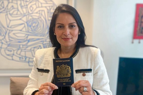 Buyuk Britaniyaning yangi pasportlari Polshada chop etiladi