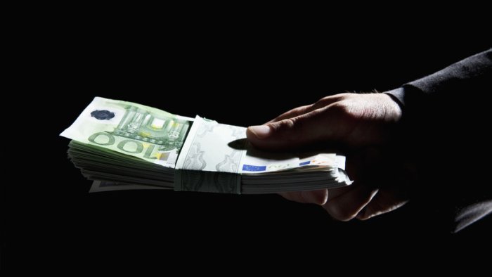 Евродепутат Киевга ажратилган иқтисодий ёрдамни кескин танқид қилди