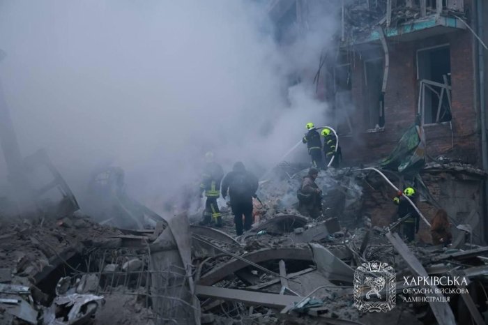 Rossiya Ukrainaning Xarkov shahridagi turar joy binosiga zarba berdi, o‘nlab insonlar jabrlandi