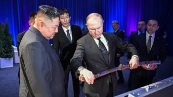 Putin va Kim Chen In bir-birlariga qilichlar sovg‘a qilishdi