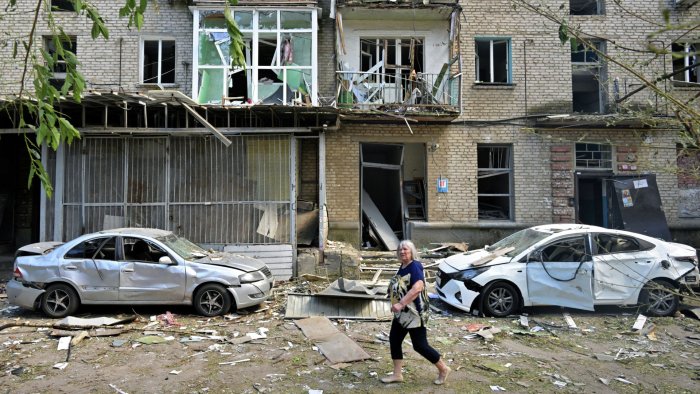 LPR Ukraina qurolli kuchlarining Luganskdagi vahshiylarcha o‘qqa tutilishi qurbonlari uchun motam tutmoqda