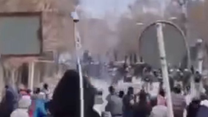 Эрон кучишлатар тузилмалари намойишчиларга пулемётдан ўқ узмоқда