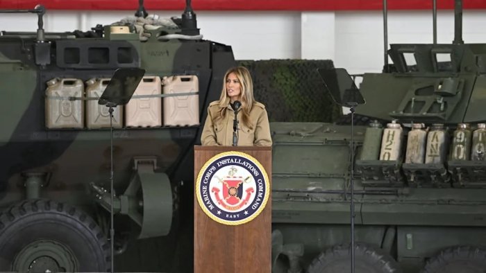 Мелания Трамп ҳарбийлар олдида уруш ва сунъий интеллект ҳақида нутқ сўзлади