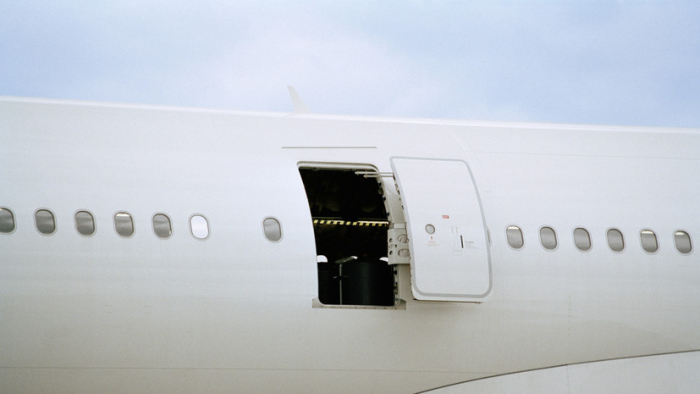 Asiana Airlines йўловчиси Жанубий Кореяга қўнишдан олдин самолёт эшигини очиб юборди