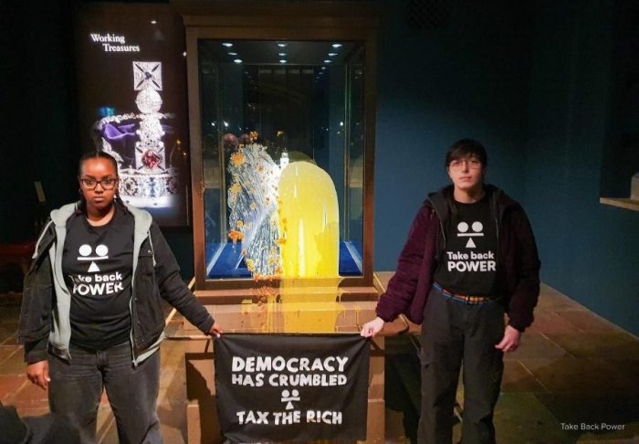 Faollar Tauer binosidagi Buyuk Britaniya imperiyasi tojining vitrinasiga olmali pirog uloqtirdi