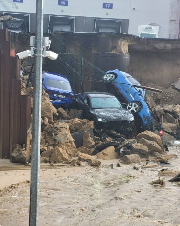 Tataristonda kuchli yomg‘ir oqibatida 3 ta mashina yer ostiga qulab tushdi