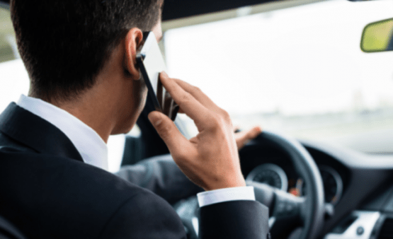 Harakatlanish davomida haydovchi telefondan foydalansa, qanday jazo qo‘llaniladi?
