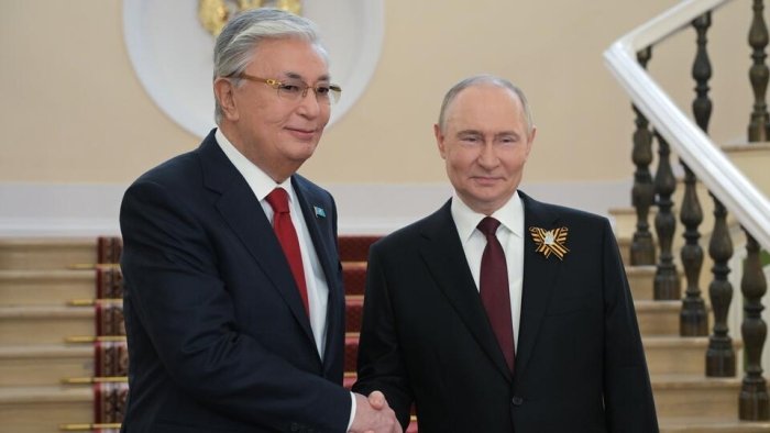 Путин Тўқаевнинг отасини "СССР Қаҳрамони" унвони билан тақдирлади (видео)
