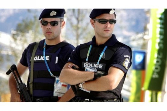 Греция полицияси қочқинларни ечинтириб, калтаклади