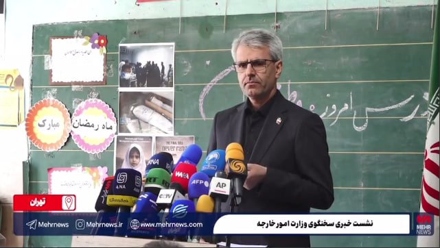 Eron TIV matbuot kotibi Tehronga uyushtirilgan hujumlardan zarar ko‘rgan maktabda matbuot anjumani o‘tkazdi