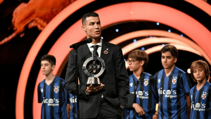 Ronaldu Portugaliya futbol federasiyasidan sovrin qabul qilib oldi