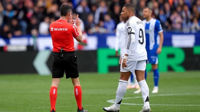Mbappe qo‘pol qoidabuzarlik uchun maydondan chetlatilgandan so‘ng «Alaves» futbolchisidan uzr so‘radi