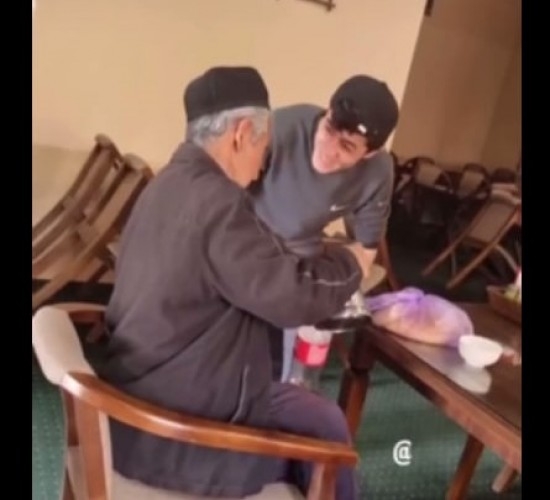 Samarqandda yigit keksa yoshdagi insonni masxara qilib, videoni TikTok'ka joyladi