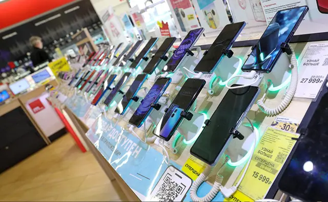 Rossiyada smartfon bozori 25 foizga quladi: aholi tejashga o‘tdi