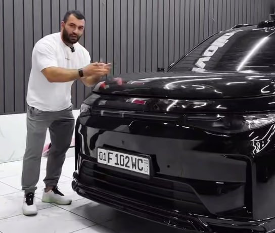 Автомобиль капотида балиқлар билан контент олган блогерга чора кўрилди