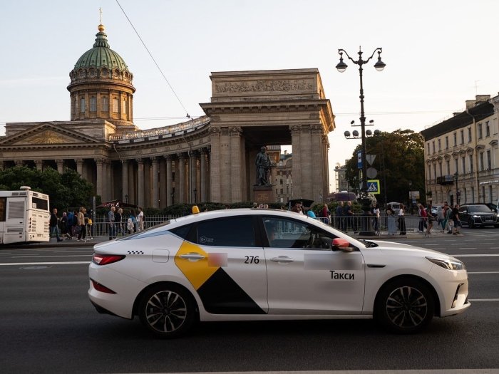 Санкт-Петербургда мигрантлар учун таксичилик тақиқланиши ортидан шаҳарда такси нархлари ошди