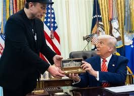 Трамп Маскга Оқ уйда олтин калитни топширди