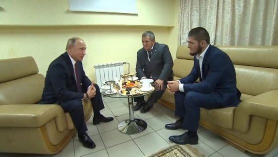 Vladimir Putin Habib bilan uchrashdi. Prezident sportchining otasidan uni qattiq jazolamaslikni so‘radi (video)