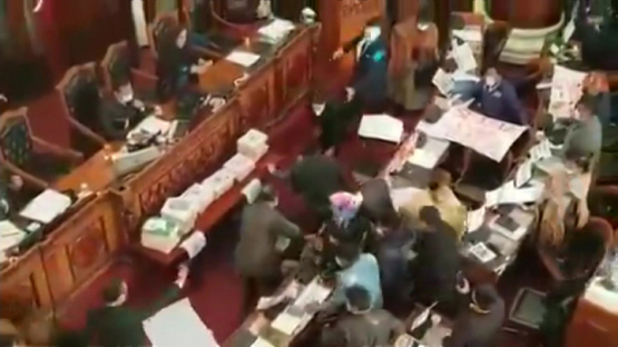 Boliviya parlamentidagi yig‘ilish katta janjalga aylandi. Ayollar sochlarini yuldi (VIDEO)