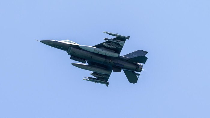 Eron AQShning F-16 qiruvchi samolyotini jiddiy shikastlandi