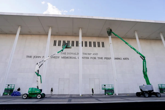 Кеннеди маркази вакили ном ўзгартирилгани учун Трампни судга берди