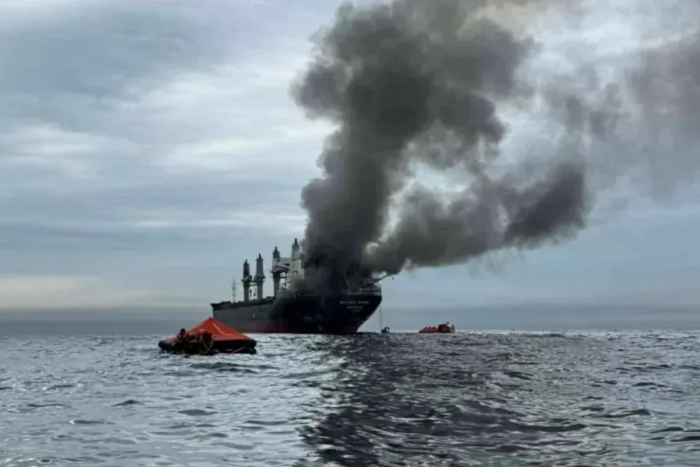 Ҳормуз бўғозида ҳужумга учраган юк кемаси қирғоққа чиқиб қолди