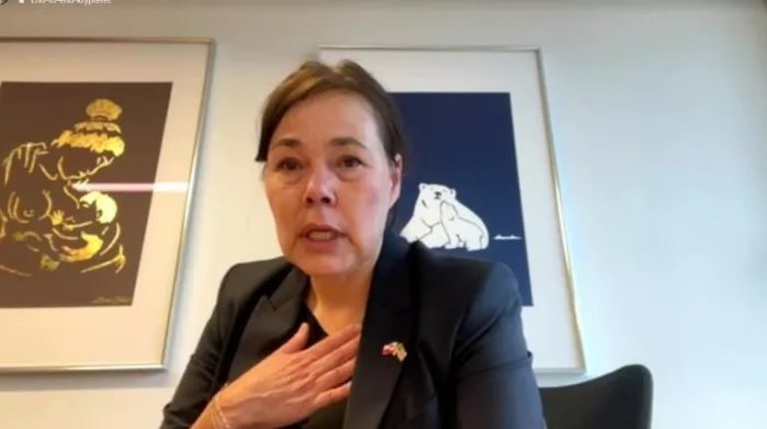 Гренландия ташқи ишлар вазири йиғлаб юборди