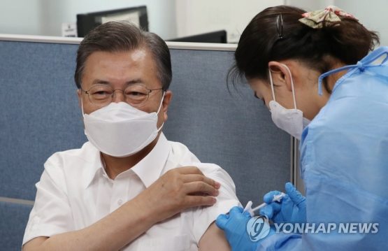 Janubiy Koreya prezidenti AstraZeneca vaksinasini oldi