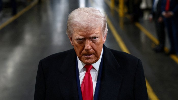 Трамп нефть нархларининг кўтарилишини хавфсизлик учун тўланадиган кичик товон деб атади