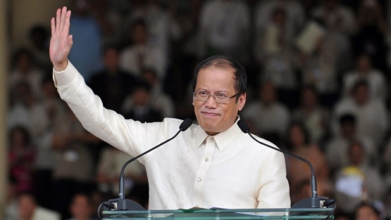 Filippinning sobiq prezidenti 61 yoshida vafot etdi
