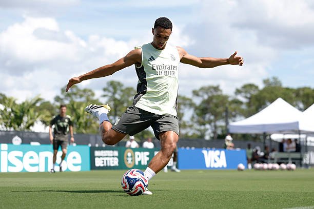 «Man Siti» «Real»ning yulduz himoyachisi bilan bog‘landi