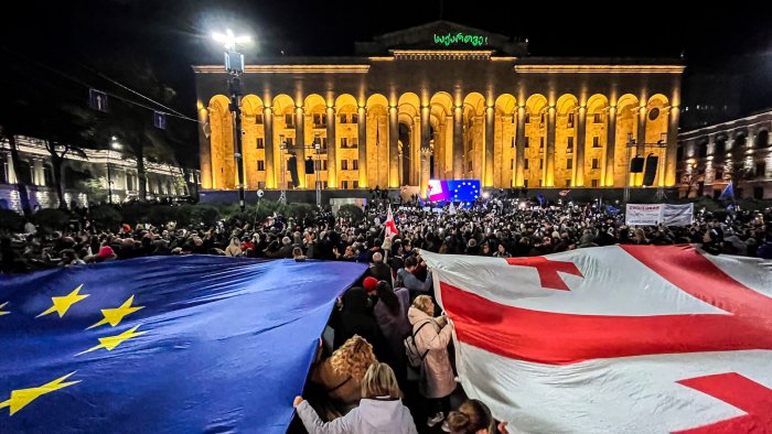 EI vakillari Tbilisida parlament saylovlari natijalariga qarshi norozilik namoyishida ishtirok etdi