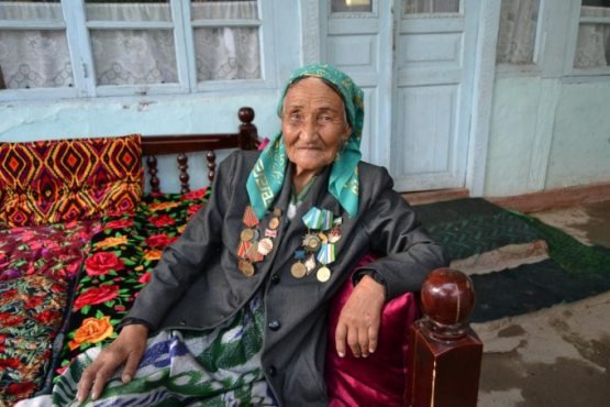 Андижонлик Робихон момо 97 ёшида ҳам велосипед ҳайдайди (фото)