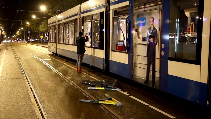 Falastin tarafdorlari Amsterdam markazida o‘g‘irlik uyushtirib, tramvayga o‘t qo‘ydi