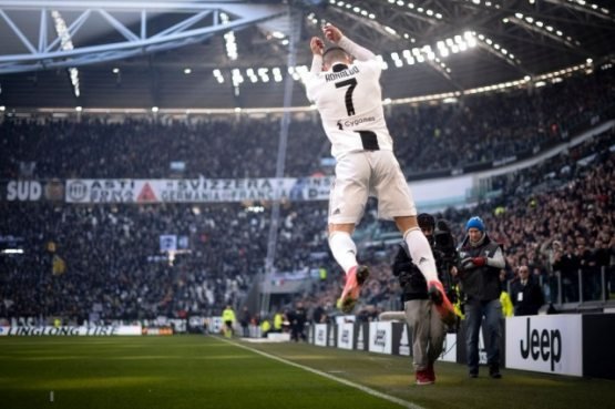 Katta dumbali yalangoch ayollar fotosuratlari