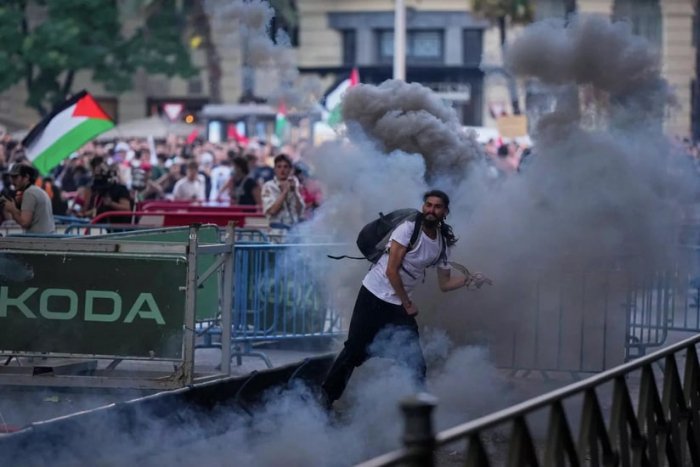 Испаниядаги велосипед пойгада полиция фаластинпарастларга қарши куч ишлатди