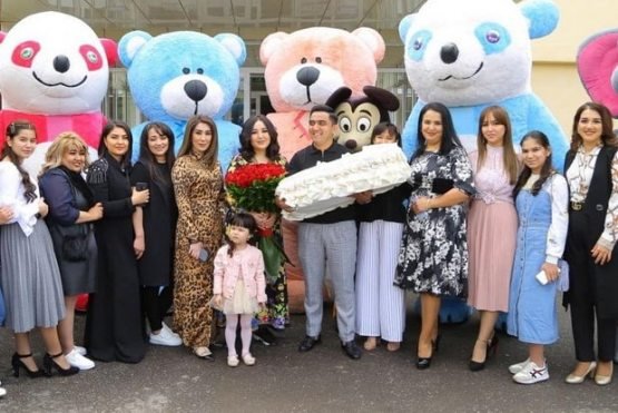 Pantyhosedagi katta dumbalarning fotosuratlari